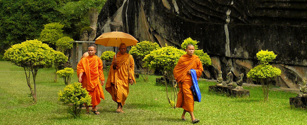 vientiane-buddha-park-monks